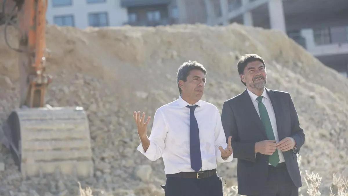 Mazón y Barcala en la parcela donde están realizando las obras del centro de salud del PAU 2, ante una pala de unas obras vecinas