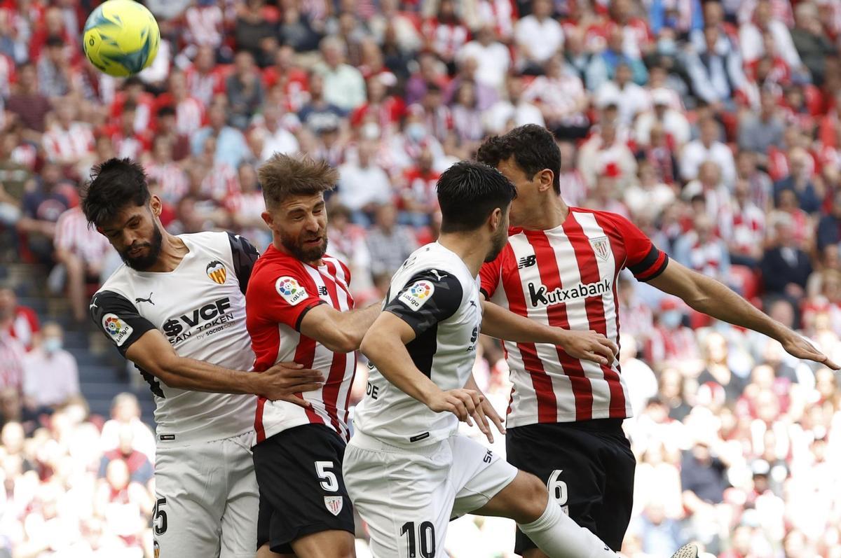 El defensa del Athletic Club Yeray Álvarez, y el centrocampista del Valencia Carlos Soler, durante el partido de la jornada 35 de LaLiga Santander en el estadio de San Mamés en Bilbao.- EFE/Miguel Toña