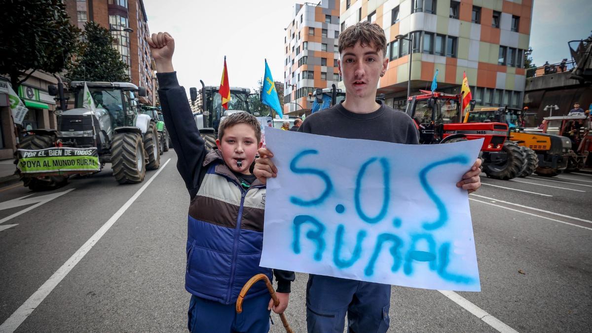 "Aquí no se rinde nadie": el mensaje viral de un niño de doce años en la manifestación de los ganaderos en Oviedo