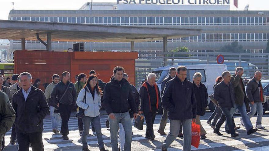 Trabajadores del centro de Vigo de PSA Peugeot Citroën, a la salida del turno de mañana.  // Jesús de Arcos