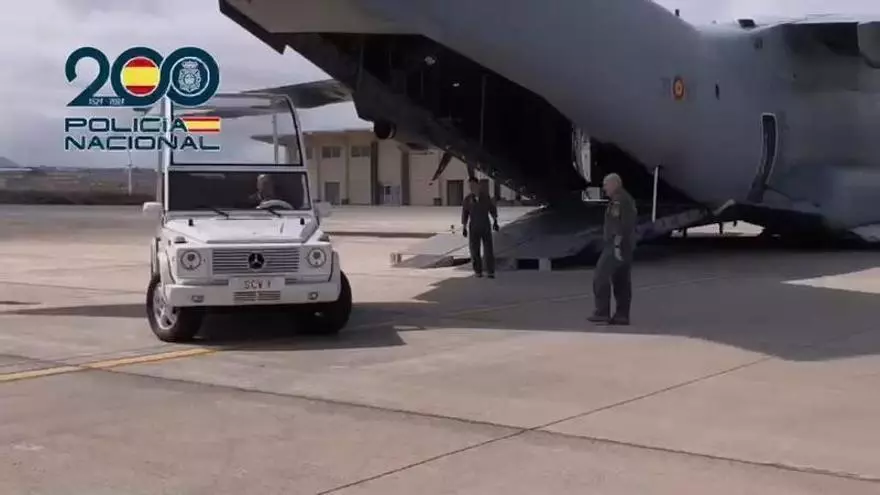 La Policía Nacional escolta al papamóvil