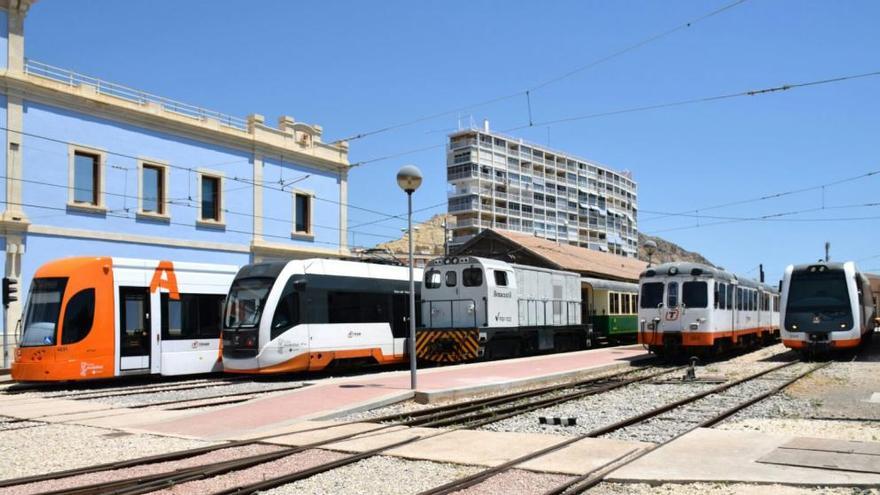 Jornada de puertas abiertas en la estación del &quot;trenet&quot; de la playa del Postiguet de Alicante