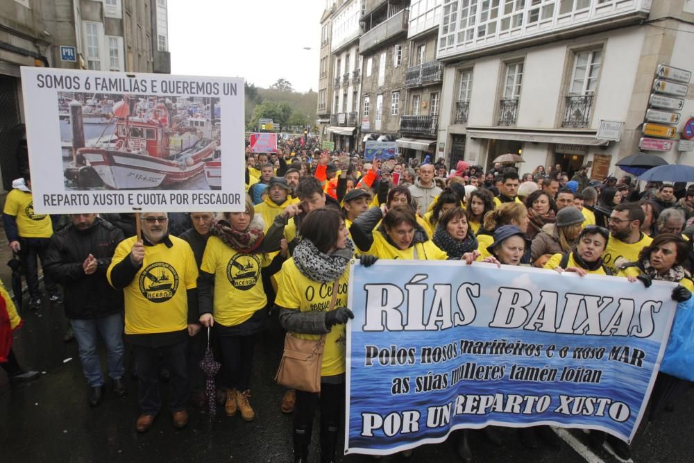 Miles de marineros protestan en Galicia para defen