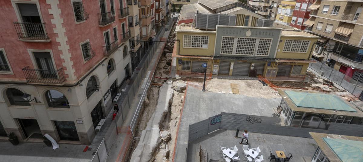 El Mercado Central y su acceso desde la plaza de las Flores, donde los planos recogen el acceso al refugio de la Guerra Civil.