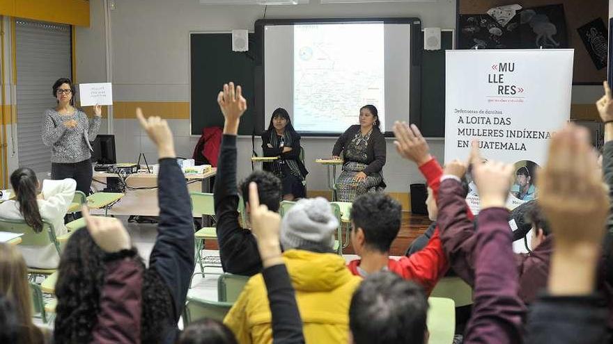 Ita Xocol y Juventina López, al fondo, durante su encuenro con alumnos del Pintor Colmeiro. // Bernabé/J.L.