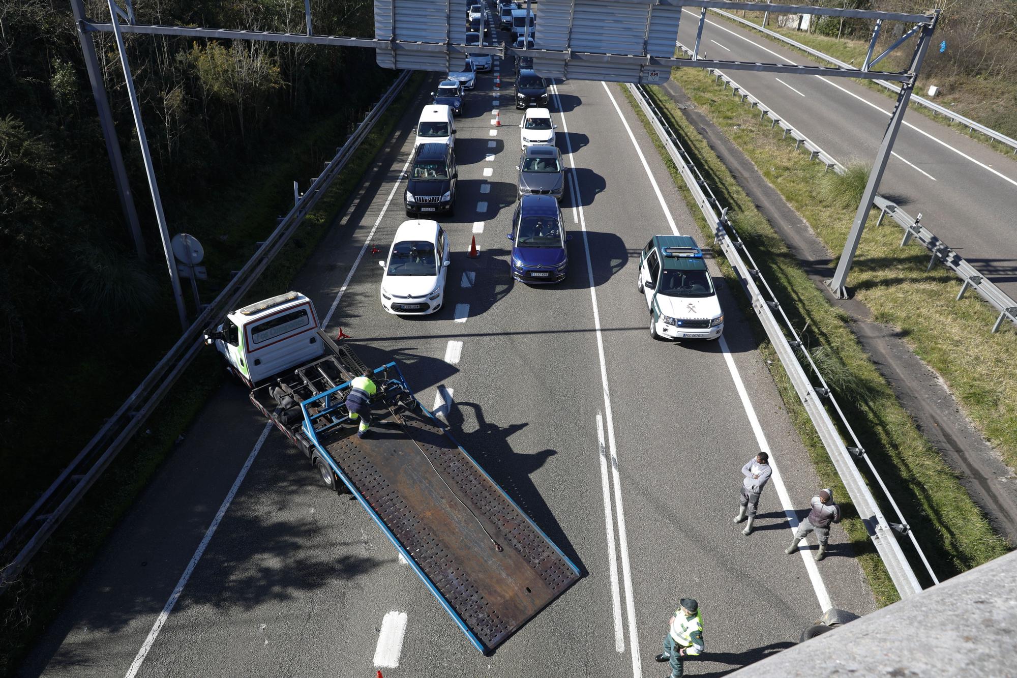 En imágenes: Largas retenciones tras un accidente a la salida de Gijón