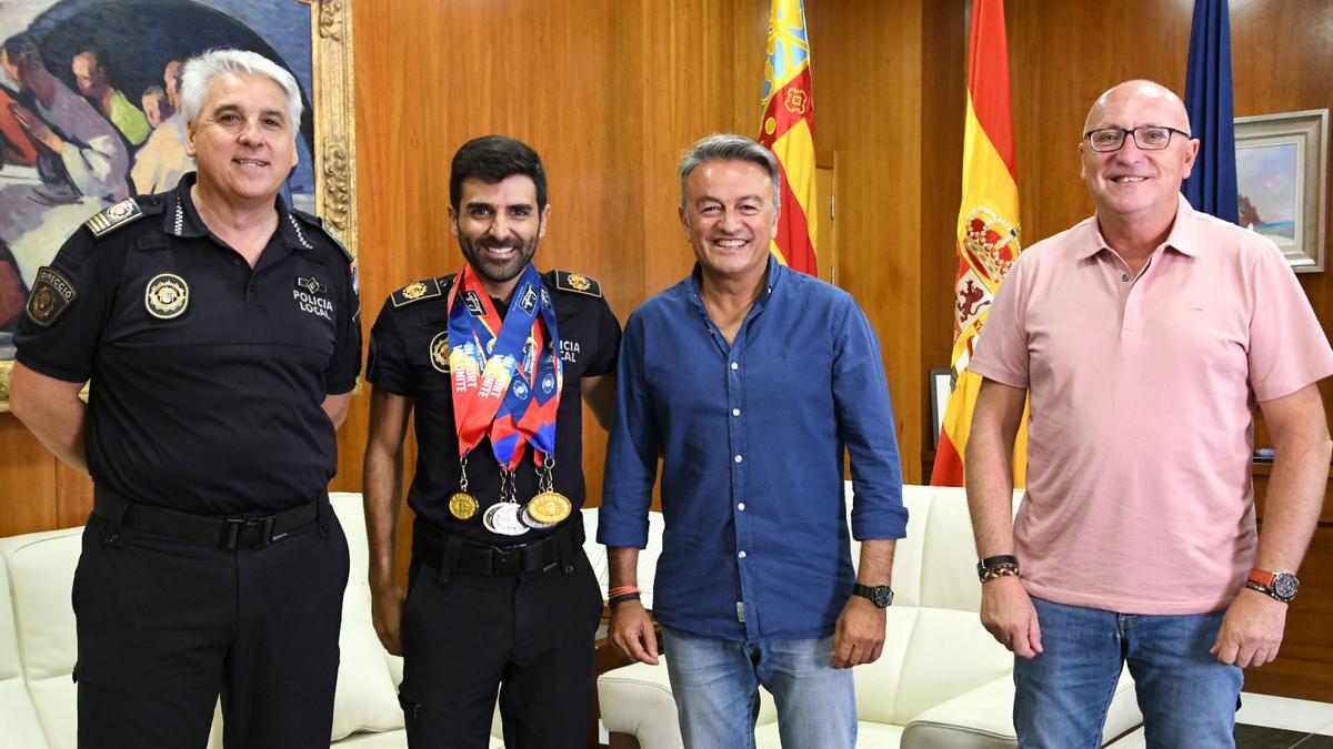 El agente junto al intendente de la policía de Xàbia José Antonio Monfort, el alcalde y el edil de Deportes