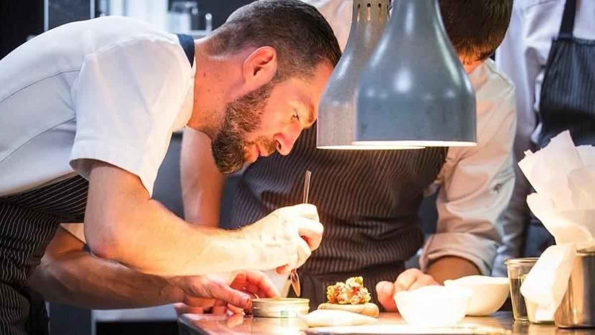 Michaël Arnoult, chef de Les Morainières, en plena acción en la cocina.