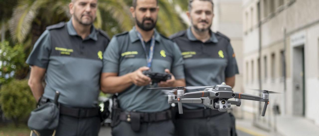 Los tres integrantes del equipo Pegaso realizan un vuelo con el dron, en la Comandancia de la Guardia Civil de Ourense. |   // BRAIS LORENZO.