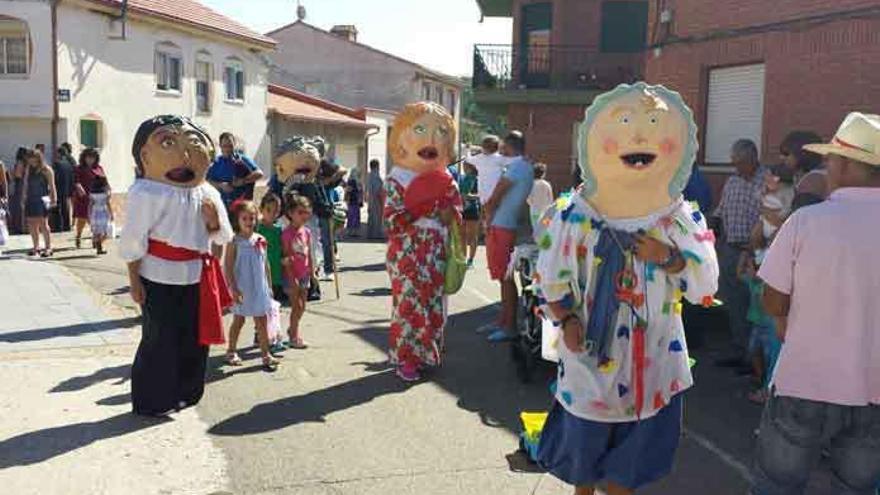 Desfile de cabezudos en las fiestas de Olmillos de Valverde del pasado mes de septiembre.