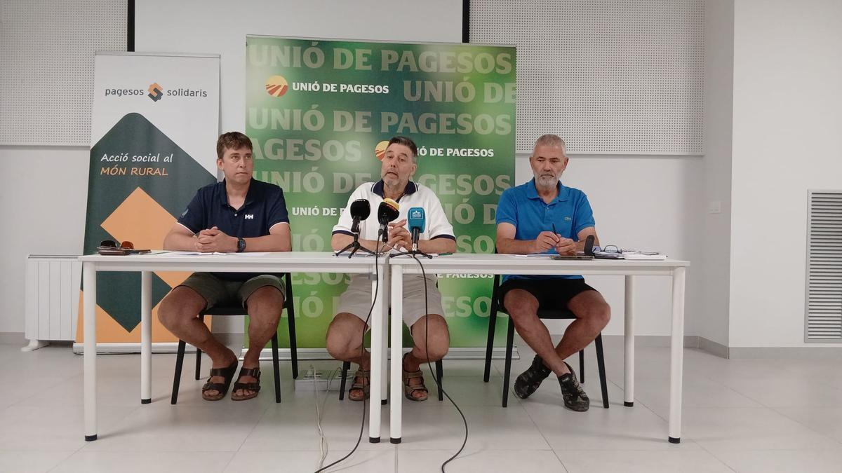 Aleix Sala, a la izquierda, de la sectorial del Porcino de Unió de Pagesos; Rossend Saltiveri, en el centro, responsable nacional del sector y Josep Maria Pijuan, responsable de sectores ganaderos.
