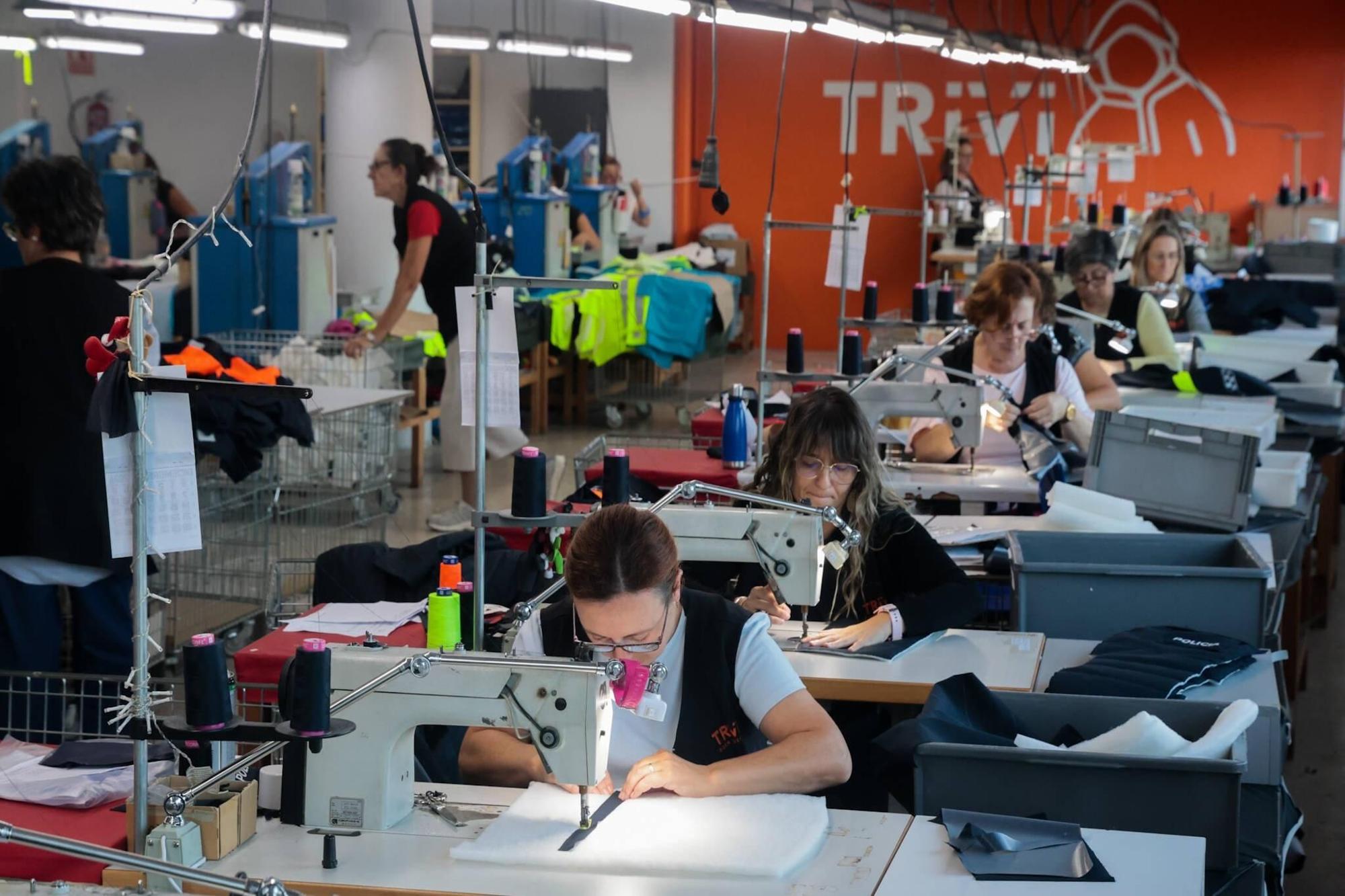 Trivi, la textil gallega que hacía ropa del mar con velas de barcos y hoy produce más de 100.000 prendas de protección laboral al año