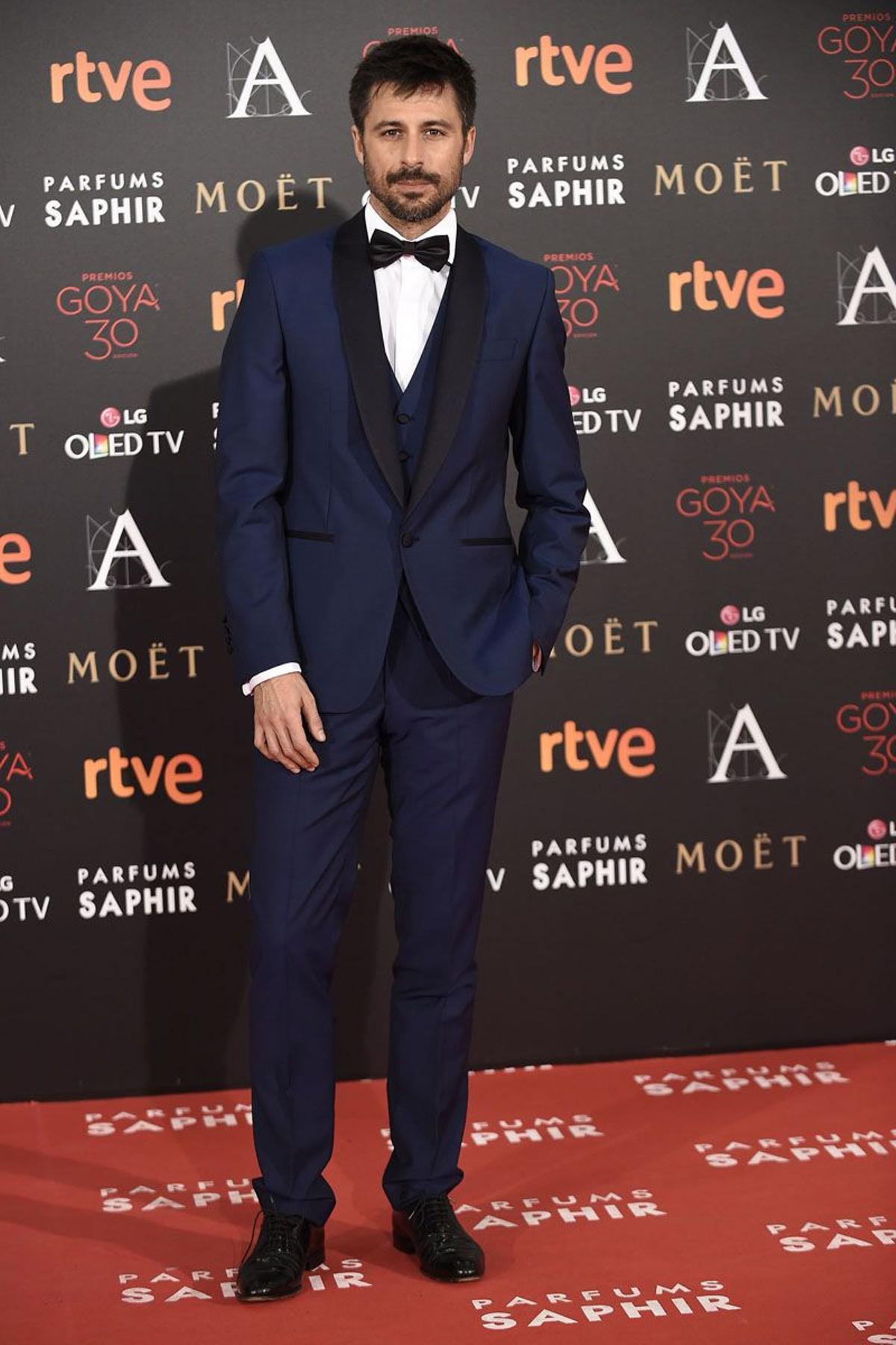 Hugo Silva con traje de Paco Varela en los Premios Goya 2016