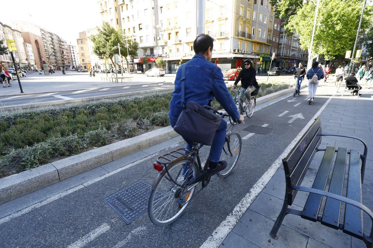 Varias personas circulan con la bicicleta por Zaragoza