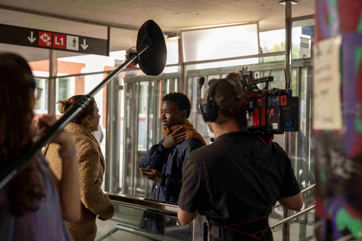 Ousman Umar se interpreta a sí mismo en la adaptación al cine del besteller ‘Viaje al país de los blancos’ con Emma Vilarasau y Dani Sancho, en pleno rodaje.