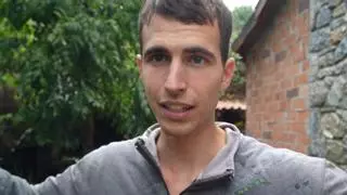 Així es prepara l'Arnau (25 anys) per a l'arribada de l'hivern: "Sóc caçador i de la carn que caço en faig embotits. És un maldecap perquè s'embruta tot molt"