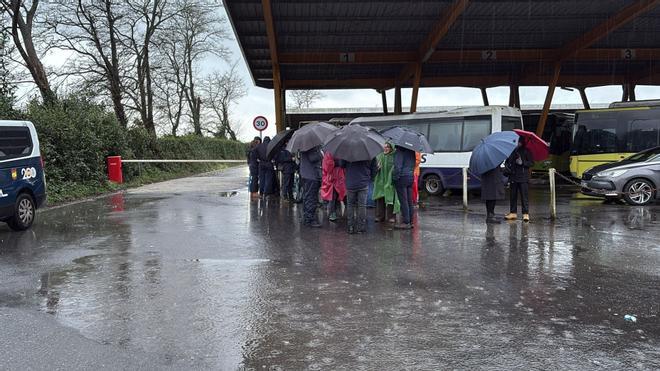 Santiago encara un nuevo día sin autobuses urbanos en pleno temporal