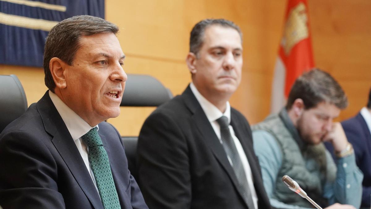 El consejero de Economía y Hacienda, Carlos Fernández Carriedo, comparece en las Cortes para informar sobre el proyecto de ley de Presupuestos Generales de la Comunidad para 2026, en lo relativo a su departamento.