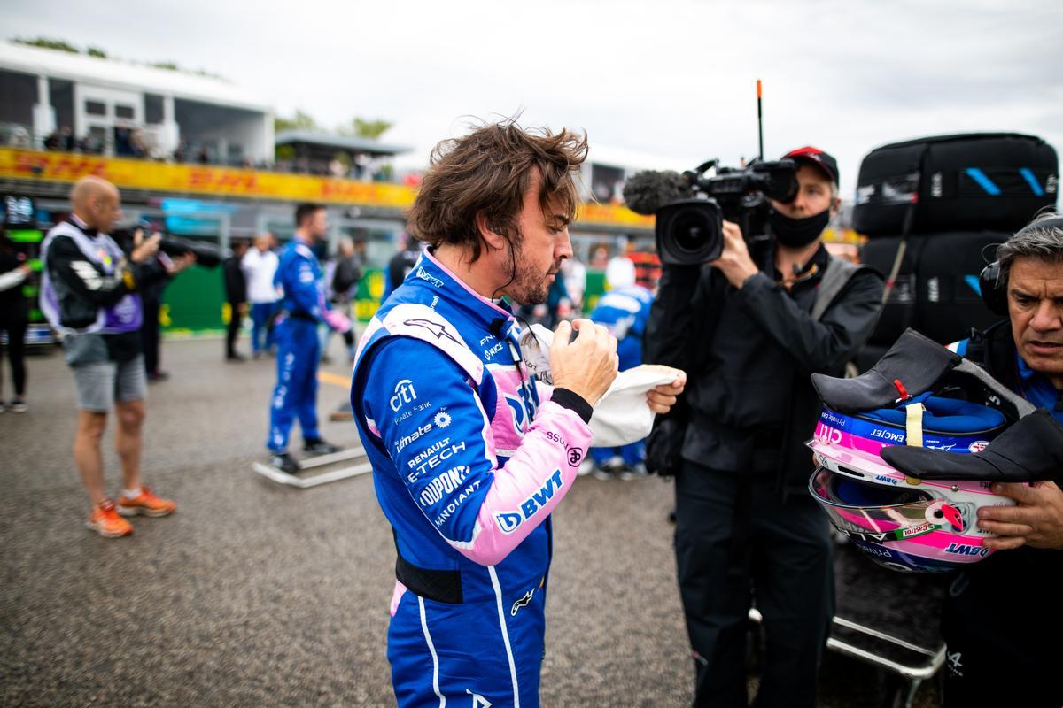 Fernando Alonso, tras un nuevo abandono en Imola.