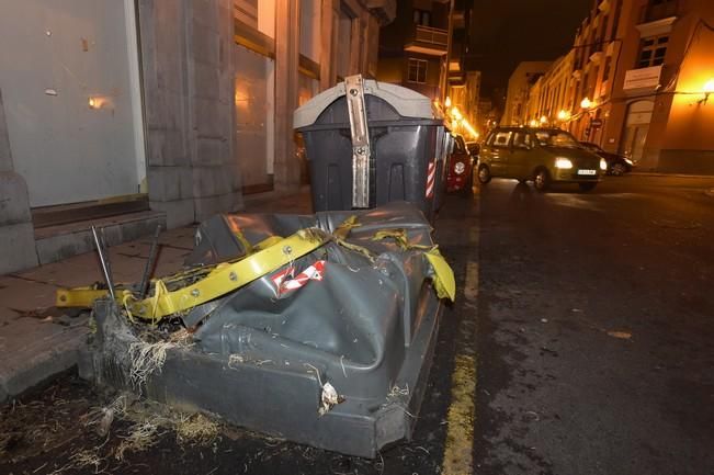 Contenedores quemados en la calle Buenos Aires