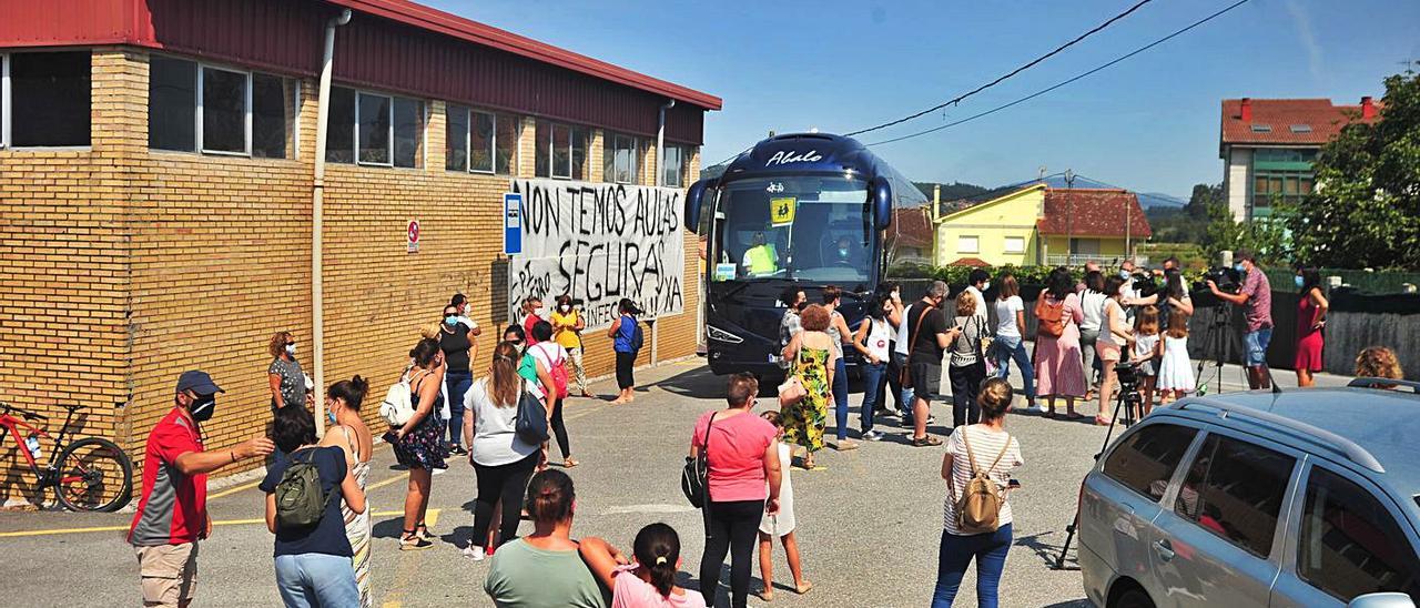 Concentración de padres de Mosteiro a principios de curso, en septiembre pasado. | // IÑAKI ABELLA