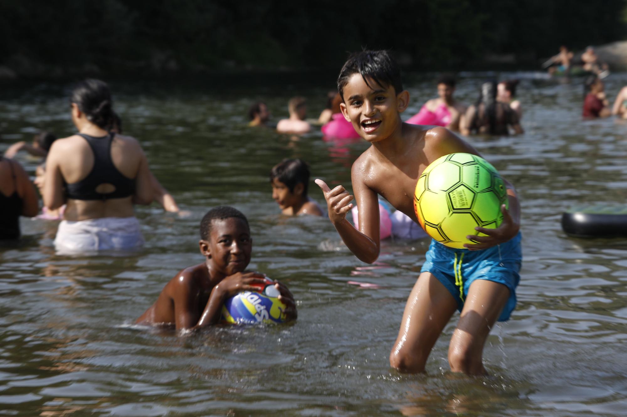 Oviedo se refresca de la ola de calor en Las Caldas