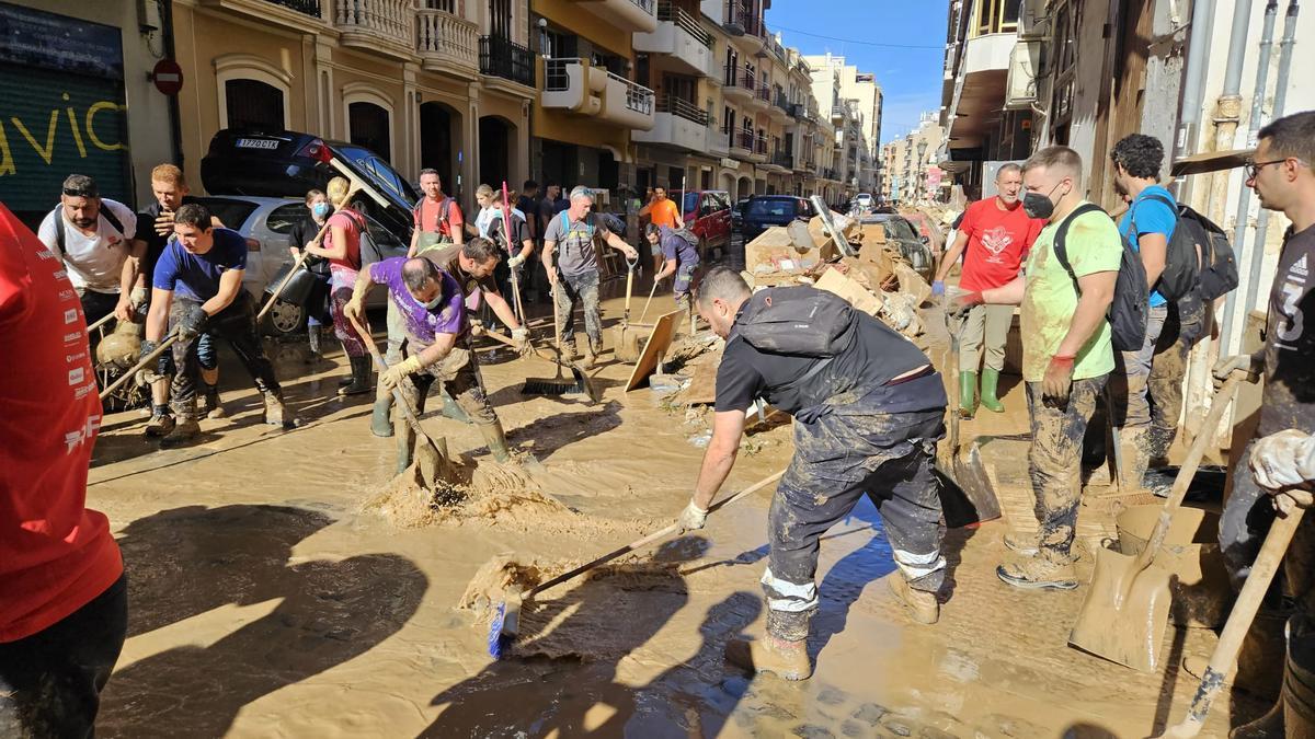 Miles de voluntarios se volcaron con los vecinos de Algemesí durante las primeras semanas.
