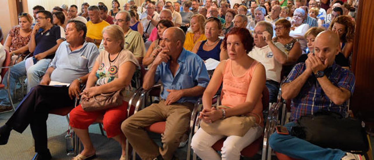 Decenas de propietarios asistieron ayer a la reunión convocada en el hotel Gloria Palace de San Agustín por el complejo Playmar