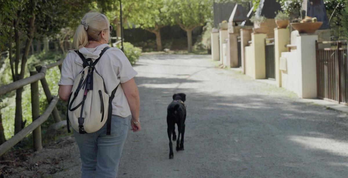 'Carmen Prieto y su perra, Sira, en un fragmento del documental 'Anhedonia dins la depressió'.