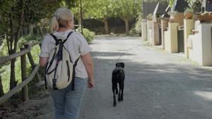 Carmen Prieto y su perra, Sira, en un fragmento del documental Anhedonia dins la depressió.