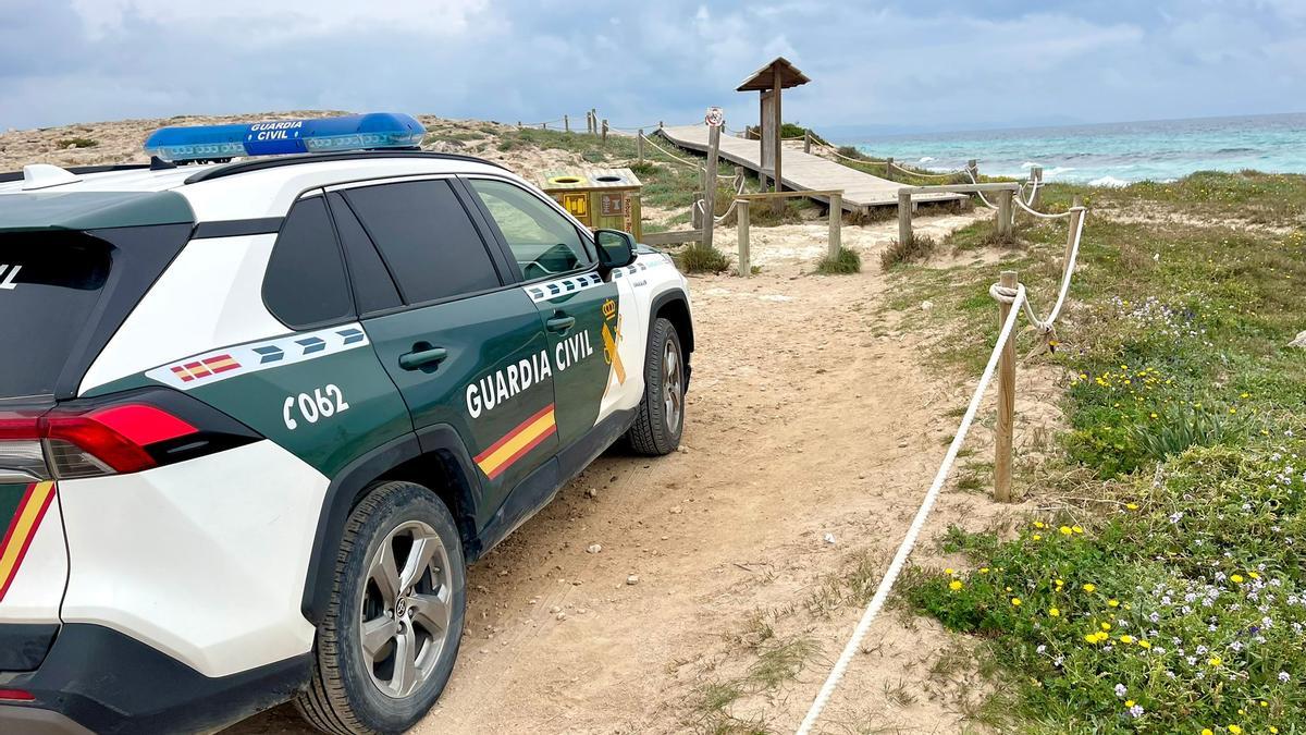 Coche de la Guardia Civil desplazado al lugar.