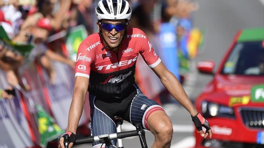 Contador se inventa una fuga, la lía y Froome acaba en el suelo