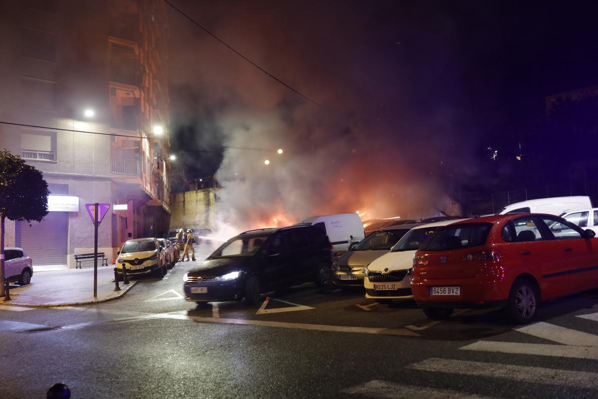 Un incendio en un aparcamiento provoca daños en una docena de coches en Alcoy