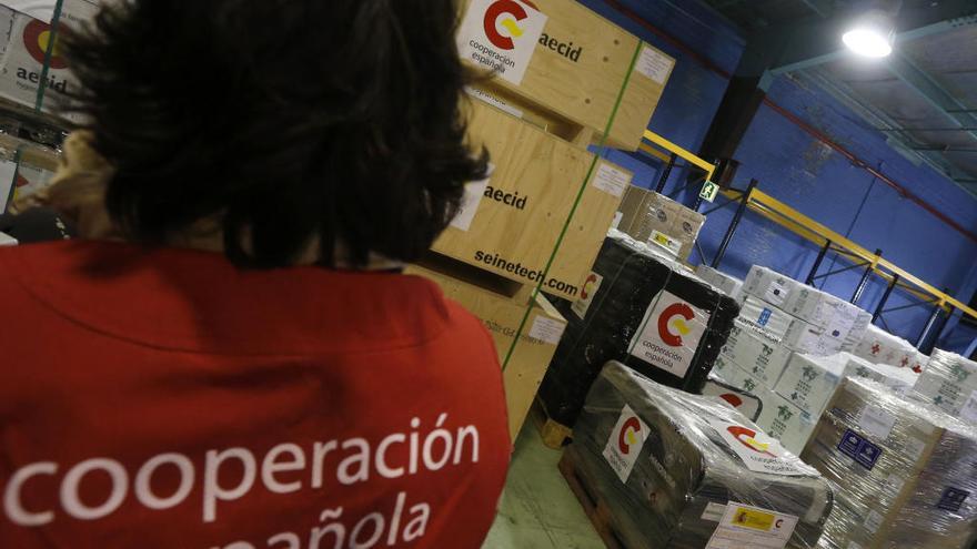 Una cooperante de Cruz Roja en la base aérea de Torrejón.