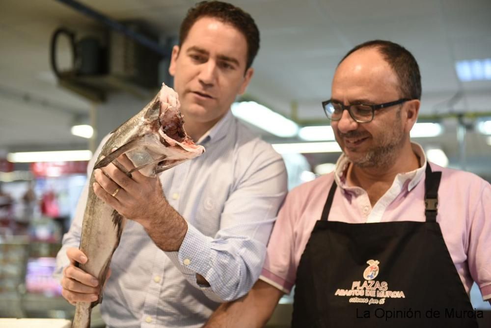 Teodoro García pidiendo el voto en el mercado Saav