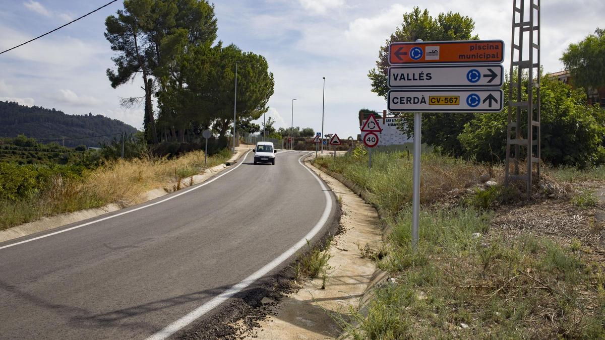 Un tramo de la carretera de Xàtiva a Vallés y Cerdà, donde se construirá la vía ciclopeatonal.