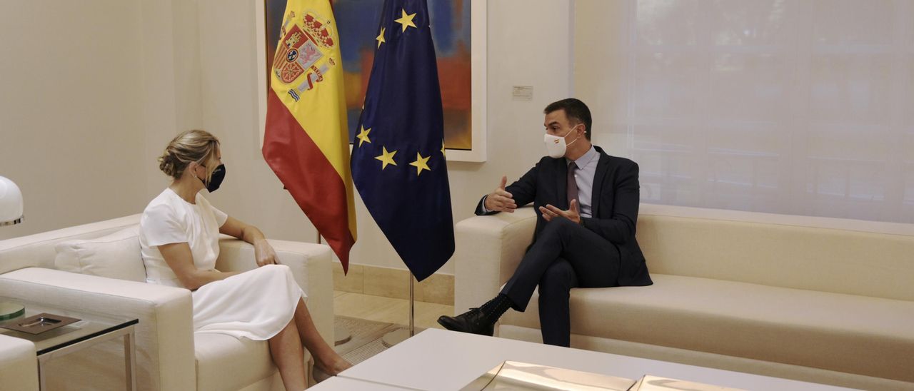 La vicepresidenta tercera y ministra de Trabajo, Yolanda Díaz, y el presidente del Gobierno, Pedro Sánchez.