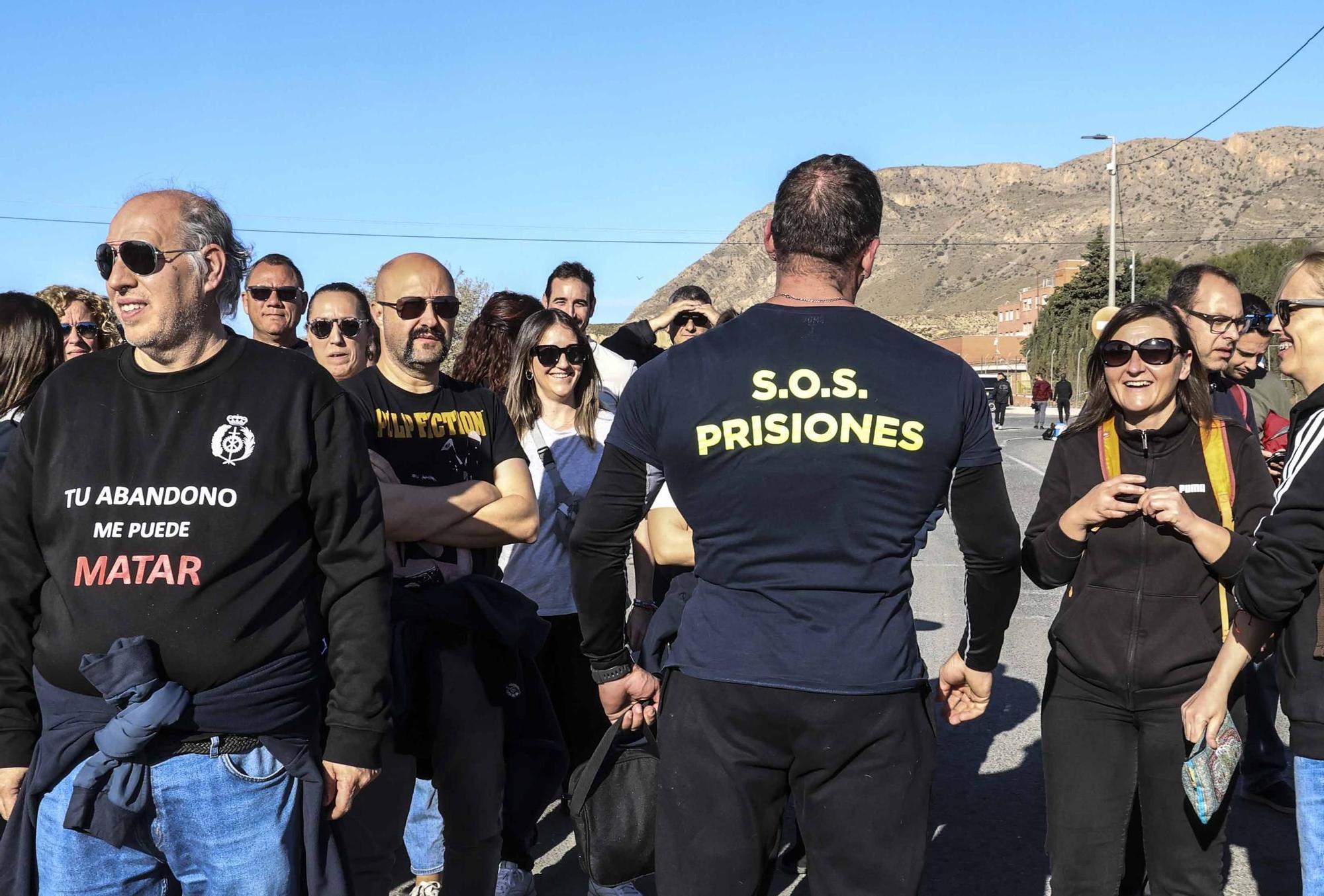 Concentración de funcionarios de prisiones en Fontcalent por el asesinato de una cocinera en una prisión de Tarragona