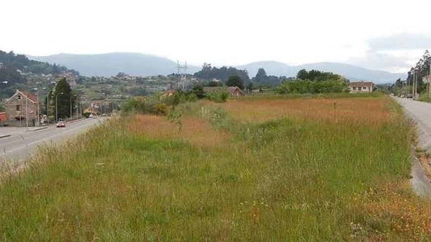 Vista de los terrenos cedidos al Concello sobre el túnel del AVE en Quintela, junto a la N-550. // FdV