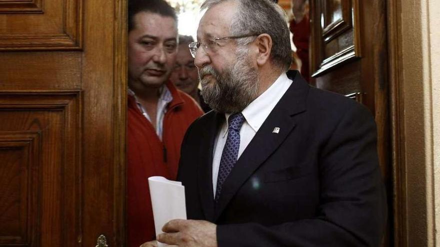 López Orozco, ayer, justo antes de anunciar su renuncia a la alcaldía de Lugo. // Efe