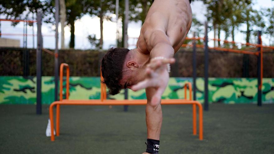 Un jove fa exercici a l’aire lliure, en un parc de Madrid