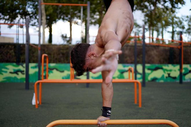 Un joven realiza ejercicio al aire libre, en un parque de Madrid.