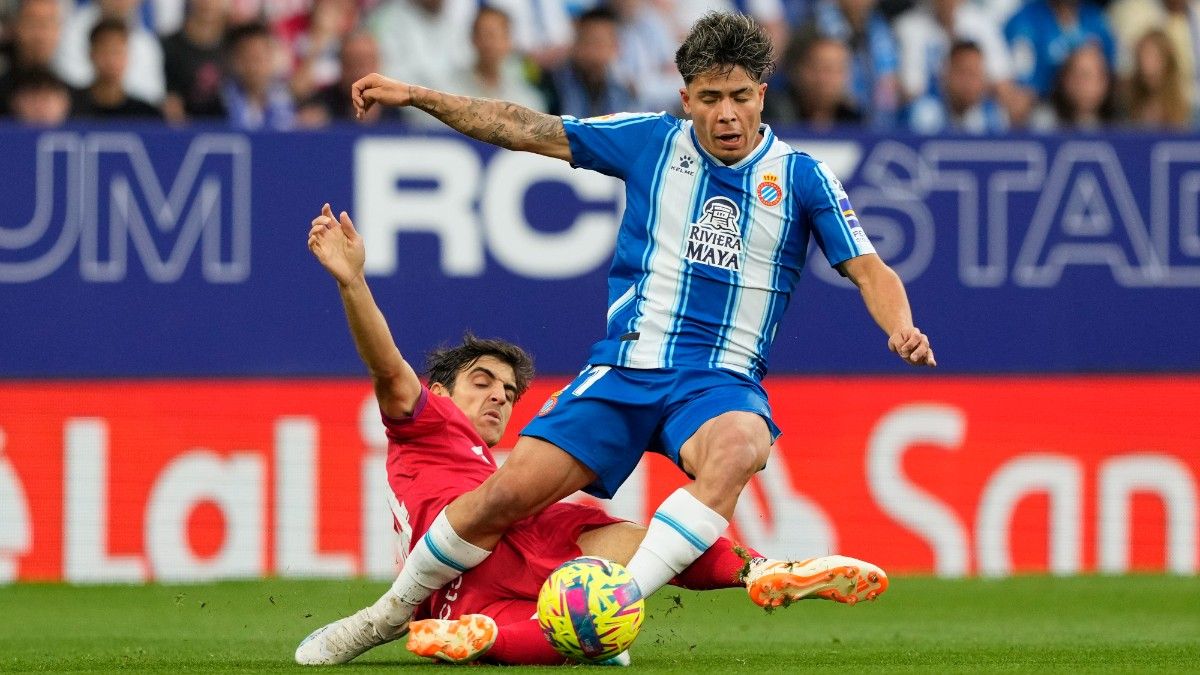 El delantero del Espanyol Nico Melamed controla la pelota ante Gonzalo Villar