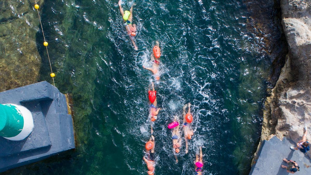 El triatlón debe su nombre a que se compone de tres modalidades deportivas: natación en aguas abiertas, ciclismo y carrera a pie.