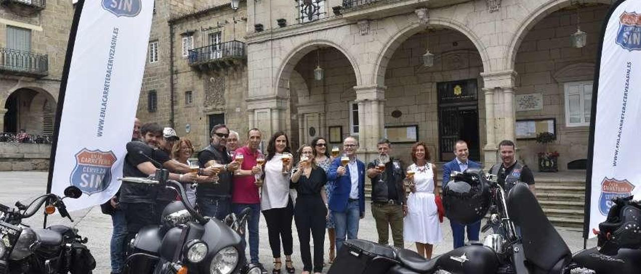 Moteros, alcalde, conselleira, jefe provincial de Tráfico y de varios colectivos, con cerveza sin alcohol. // FdV