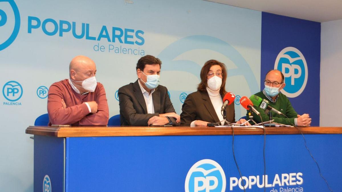 Carriedo, segundo a la izquierda, durante la rueda de prensa de ayer en Palencia. | A. Álvarez - Efe