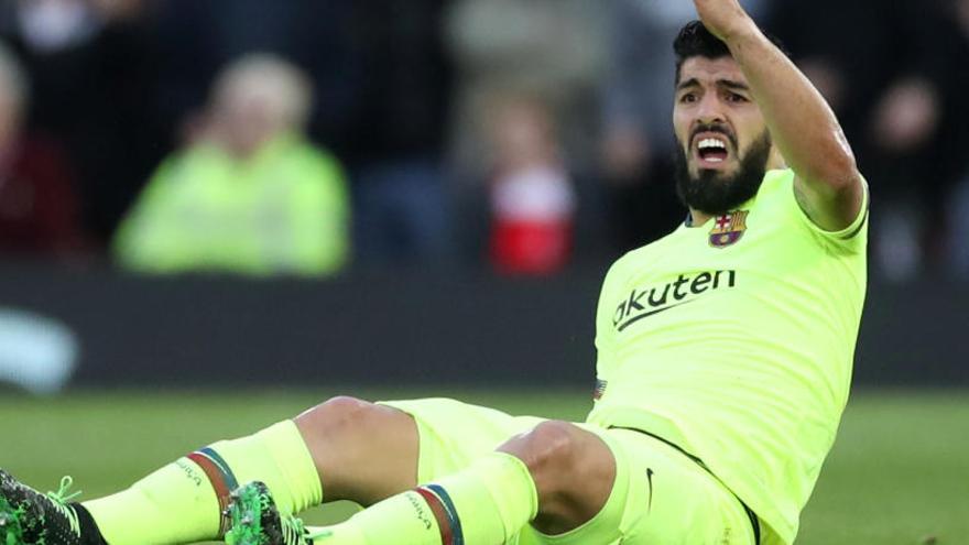 Luis Suárez al terra en el partit contra el Liverpool a Anfield