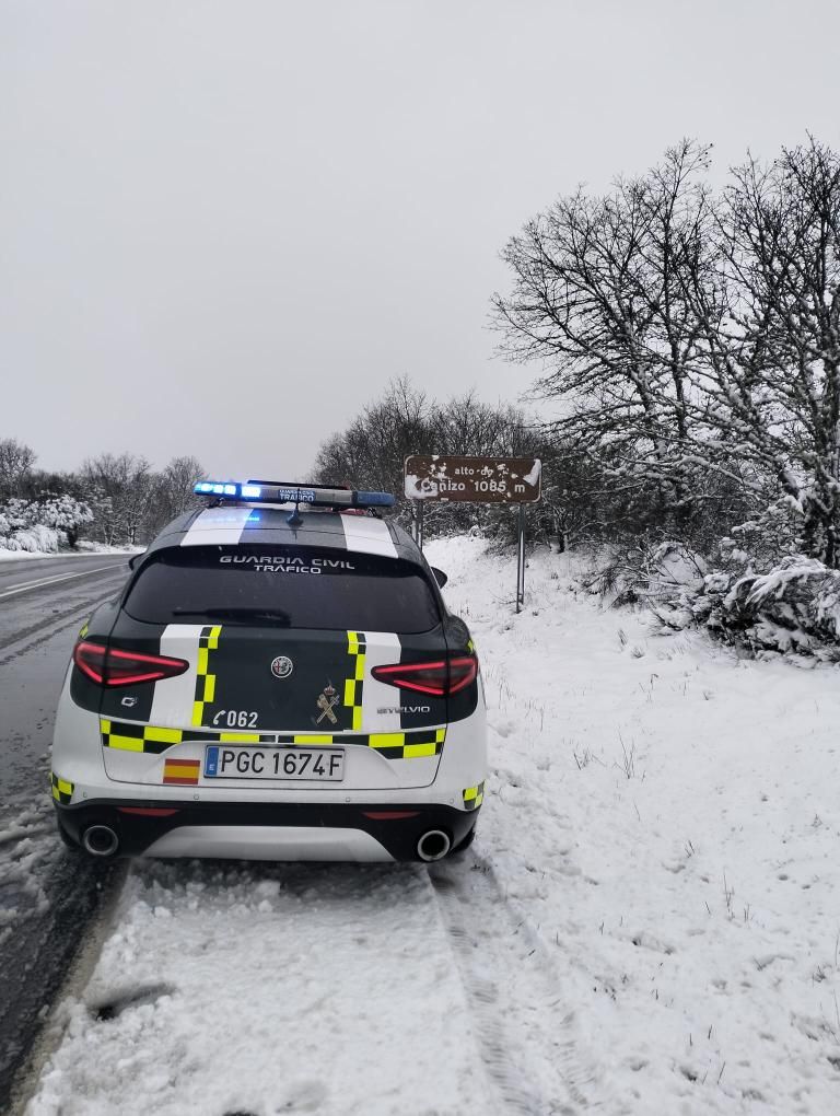 Las carreteras ourensanas se tiñen de blanco: riesgo en la A-52