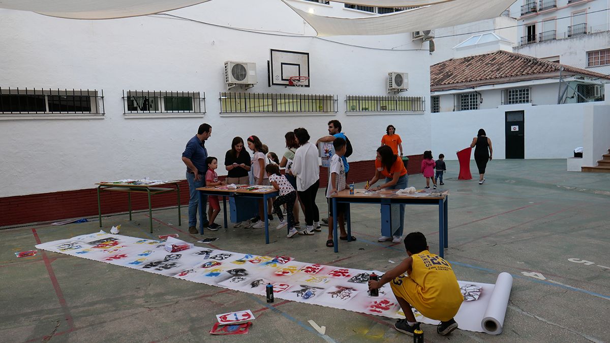 Talleres participativos para niños y familias en plena plaza