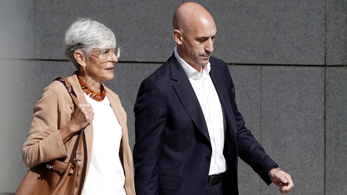 L'advocada Olga Tubau, juntament amb l'expresident de la RFEF, Luis Rubiales